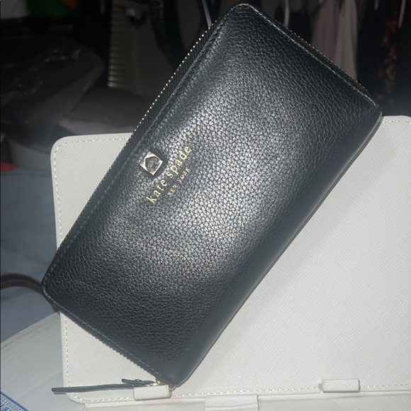 Kate Spade ♠️ Black Textured Wallet - Picture 2 of 9